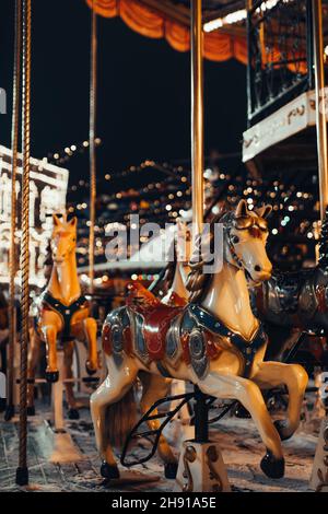 Divertimento a giostra Merry Go Round per bambini nell'atmosfera di Capodanno. Poster magico verticale Foto Stock