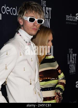 NEW YORK, NEW YORK - 02 DICEMBRE: Heather Graham, Colson Baker aka Machine Gun Kelly partecipa al New York Premiere di 'The Last Son' al Teatro IPIC il 02 dicembre 2021 a New York City. Foto: Jeremy Smith/imageSPACE/MediaPunch Foto Stock