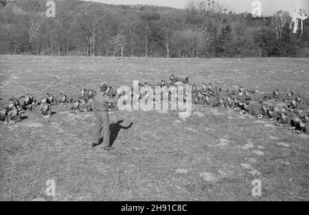 Szczecin, 1947-04. Hufiec Przysposobienia Wojskowego przy Pañstwowych Zak³adach Motoryzacyjnych. NZ. wyk³ad podczas zajêæ terenowych. kw PAP Dok³adny dzieñ wydarzenia nieustalony. Szczecin, aprile 1947. Un corso di formazione militare presso lo stabilimento automobilistico statale. In figura: Una lezione durante la pratica sul campo. kw PAP Foto Stock