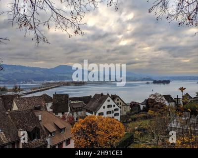 La vista dal castello di Rapperswil si affaccia sul lago di Zurigo Foto Stock