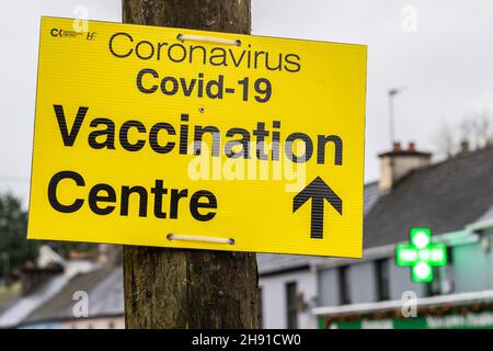 Bantry, West Cork, Irlanda. 3 dicembre 2021. Un cartello COVID-19 Vaccination Center all'esterno di un negozio di farmacia a Bantry, West Cork. La campagna COVID Booster sta guadagnando slancio con la coorte 60-69 che attualmente riceve i loro jab. Credit: AG News/Alamy Live News Foto Stock