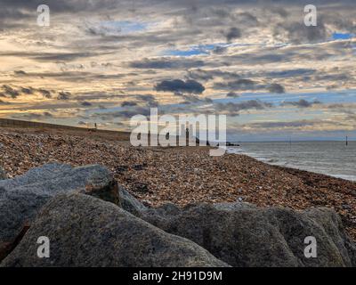 Le due torri della Chiesa di Santa Maria in Reculver si distinguono chiaramente contro un cielo interessante in questa foto scattata in un ventoso giorno di novembre Foto Stock