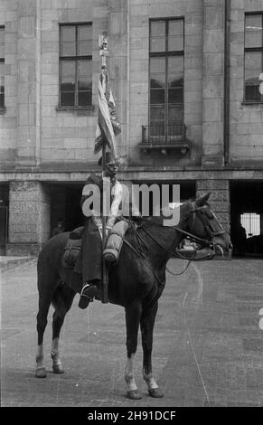 Warszawa, 1947-04-13. Uroczyste rozwi¹zanie 1 Warszawskiej Dywizji Kawalerii. Przekazanie sztandarów 2 i 3 Pu³ku U³anów Wojska Polskiego do Muzeum Wojska Polskiego. NZ. Kawalerzysta ze sztandarem na dziedziñcu muzeum. wb PAP Varsavia, 13 aprile 1947. Scioglimento cerimoniale della prima Divisione Cavalleria di Varsavia. Gli striscioni del 2° e 3° reggimento Uhlan dell'esercito polacco sono stati consegnati al Museo dell'esercito polacco. Nella foto: Un cavallerista con una bandiera sul cortile del museo. wb PAP Foto Stock