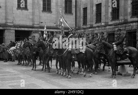 Warszawa, 1947-04-13. Uroczyste rozwi¹zanie 1 Warszawskiej Dywizji Kawalerii. Przekazanie sztandarów 2 i 3 Pu³ku U³anów Wojska Polskiego do Muzeum Wojska Polskiego. NZ. Poczty sztandarowe kawalerii na dziedziñcu muzeum. wb PAP Varsavia, 13 aprile 1947. Scioglimento cerimoniale della prima Divisione Cavalleria di Varsavia. Gli striscioni del 2° e 3° reggimento Uhlan dell'esercito polacco sono stati consegnati al Museo dell'esercito polacco. Nella foto: Feste a colori della cavalleria nel cortile del Museo. wb PAP Foto Stock