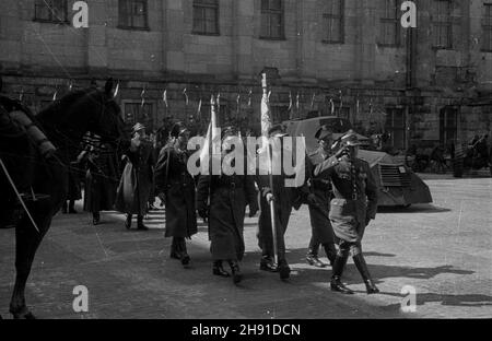 Warszawa, 1947-04-13. Uroczyste rozwi¹zanie 1 Warszawskiej Dywizji Kawalerii. Przekazanie sztandarów 2 i 3 Pu³ku U³anów Wojska Polskiego do Muzeum Wojska Polskiego. Dyrektor muzeum p³k Zbigniew Szacherski na czele pocztów sztandarowych. wb PAP Varsavia, 13 aprile 1947. Scioglimento cerimoniale della prima Divisione Cavalleria di Varsavia. Gli striscioni del 2° e 3° reggimento Uhlan dell'esercito polacco sono stati consegnati al Museo dell'esercito polacco. Nella foto: Direttore del museo col. Zbigniew Szacherski feste colore leader. wb PAP Foto Stock