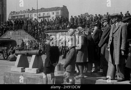 Warszawa, 1947-04-13. Uroczyste rozwi¹zanie 1 Warszawskiej Dywizji Kawalerii. Przekazanie sztandarów 2 i 3 Pu³ku U³anów Wojska Polskiego do Muzeum Wojska Polskiego. NZ. Warszawiacy zgromadzeni na uroczystoœci. wb PAP Varsavia, 13 aprile 1947. Scioglimento cerimoniale della prima Divisione Cavalleria di Varsavia. Gli striscioni del 2° e 3° reggimento Uhlan dell'esercito polacco sono stati consegnati al Museo dell'esercito polacco. Nella foto: I residenti di Varsavia si sono riuniti per la cerimonia. wb PAP Foto Stock