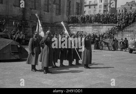 Warszawa, 1947-04-13. Uroczyste rozwi¹zanie 1 Warszawskiej Dywizji Kawalerii. Przekazanie sztandarów 2 i 3 Pu³ku U³anów Wojska Polskiego do Muzeum Wojska Polskiego. NZ. dowódcy i poczty sztandarowe pu³ków na dziedziñcu muzeum. Z lewej samochód pancerny Kubuœ. wb PAP Varsavia, 13 aprile 1947. Scioglimento cerimoniale della prima Divisione Cavalleria di Varsavia. Gli striscioni del 2° e 3° reggimento Uhlan dell'esercito polacco sono stati consegnati al Museo dell'esercito polacco. Nella foto: Comandanti e feste a colori nel cortile del Museo. Sul veicolo blindato sinistro Kubus. wb PAP Foto Stock