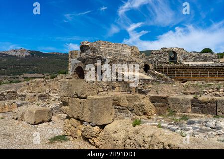 Vista sull'antico teatro romano dell'antica villa romana di baelo claudia nel parco naturale dello stretto, Andalusia Foto Stock