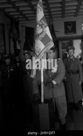 Warszawa, 1947-04-13. Uroczyste rozwi¹zanie 1 Warszawskiej Dywizji Kawalerii. Przekazanie sztandarów 2 i 3 Pu³ku U³anów Wojska Polskiego do Muzeum Wojska Polskiego. Dyrektor muzeum p³k Zbigniew Szacherski umieszcza sztandar 2 Pu³ku U³anów w specjalnym postumencie w sali Sztandarowej. wb PAP Varsavia, 13 aprile 1947. Scioglimento cerimoniale della prima Divisione Cavalleria di Varsavia. Gli striscioni del 2° e 3° reggimento Uhlan dell'esercito polacco sono stati consegnati al Museo dell'esercito polacco. Nella foto: Direttore del museo col. Zbigniew Szacherski piazzare il 2° banner del reggimento di Uhlan in piedistalli speciali in t Foto Stock