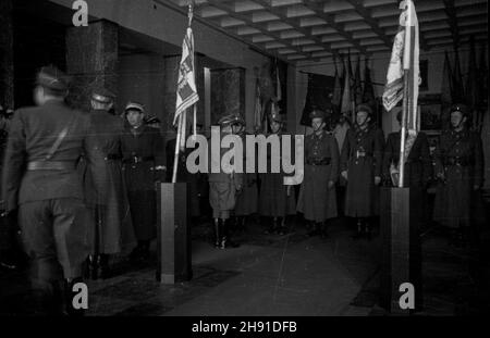 Warszawa, 1947-04-13. Uroczyste rozwi¹zanie 1 Warszawskiej Dywizji Kawalerii. Przekazanie sztandarów 2 i 3 Pu³ku U³anów Wojska Polskiego do Muzeum Wojska Polskiego. Ztandary 2 i 3 Pu³ku U³anów w specjalnych postumentach w sali Sztandarowej. wb PAP Varsavia, 13 aprile 1947. Scioglimento cerimoniale della prima Divisione Cavalleria di Varsavia. Gli striscioni del 2° e 3° reggimento Uhlan dell'esercito polacco sono stati consegnati al Museo dell'esercito polacco. Nella foto: 2° e 3° banner reggimento Uhlan in piedistalli speciali nella Banner Hall del Museo. wb PAP Foto Stock