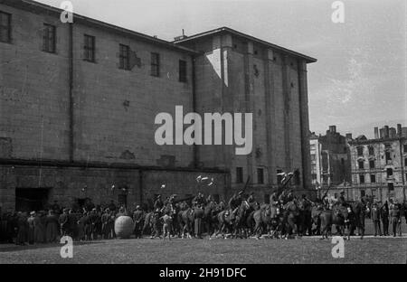 Warszawa, 1947-04-13. Uroczyste rozwi¹zanie 1 Warszawskiej Dywizji Kawalerii. Przekazanie sztandarów 2 i 3 Pu³ku U³anów Wojska Polskiego do Muzeum Wojska Polskiego. NZ. kawalerzyœci opuszczaj¹ muzeum. wb PAP Varsavia, 13 aprile 1947. Scioglimento cerimoniale della prima Divisione Cavalleria di Varsavia. Gli striscioni del 2° e 3° reggimento Uhlan dell'esercito polacco sono stati consegnati al Museo dell'esercito polacco. Nella foto: Cavalieri che lasciano il museo. wb PAP Foto Stock