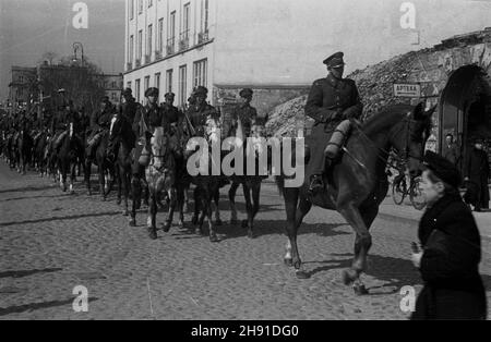 Warszawa, 1947-04-13. Uroczyste rozwi¹zanie 1 Warszawskiej Dywizji Kawalerii. Przekazanie sztandarów 2 i 3 Pu³ku U³anów Wojska Polskiego do Muzeum Wojska Polskiego. NZ. kawalerzyœci wracaj¹ do koszar. wb PAP Varsavia, 13 aprile 1947. Scioglimento cerimoniale della prima Divisione Cavalleria di Varsavia. Gli striscioni del 2° e 3° reggimento Uhlan dell'esercito polacco sono stati consegnati al Museo dell'esercito polacco. Nella foto: Cavalrymen di ritorno alla caserma. wb PAP Foto Stock