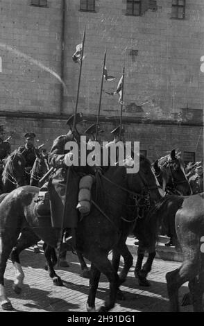 Warszawa, 1947-04-13. Uroczyste rozwi¹zanie 1 Warszawskiej Dywizji Kawalerii. Przekazanie sztandarów 2 i 3 Pu³ku U³anów Wojska Polskiego do Muzeum Wojska Polskiego. NZ. kawalerzyœci opuszczaj¹ muzeum. wb PAP Varsavia, 13 aprile 1947. Scioglimento cerimoniale della prima Divisione Cavalleria di Varsavia. Gli striscioni del 2° e 3° reggimento Uhlan dell'esercito polacco sono stati consegnati al Museo dell'esercito polacco. Nella foto: Cavalieri che lasciano il museo. wb PAP Foto Stock