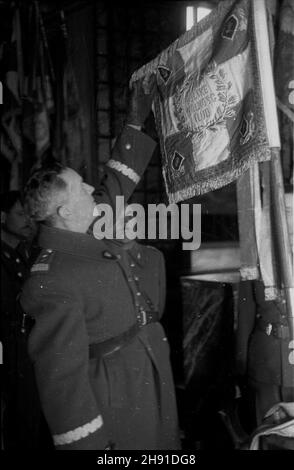 Warszawa, 1947-04-13. Uroczyste rozwi¹zanie 1 Warszawskiej Dywizji Kawalerii. Przekazanie sztandarów 2 i 3 Pu³ku U³anów Ludowego Wojska Polskiego do Muzeum Wojska Polskiego. gen. NZ. Gustaw Paszkiewicz ogl¹da sztandar w sali Sztandarowej muzeum. wb PAP Varsavia, 13 aprile 1947. Scioglimento cerimoniale della prima Divisione Cavalleria di Varsavia. Gli striscioni del 2° e 3° reggimento Uhlan dell'esercito polacco sono stati consegnati al Museo dell'esercito polacco. Nella foto: Gen. Gustaw Paszkiewicz guardando una bandiera nella Banner Hall del Museo. wb PAP Foto Stock