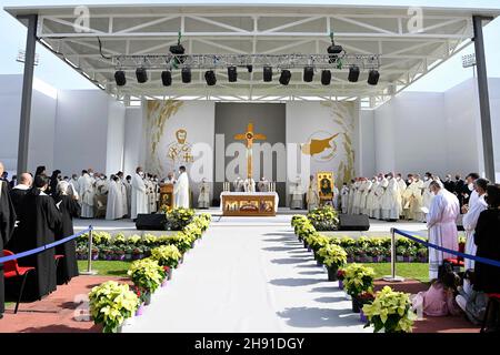 Papa Francesco celebra la messa al principale stadio di calcio di Nicosia, nella capitale cipriota Nicosia, l'ultima capitale divisa d'Europa, il 3 dicembre 2021. Papa Francesco ha parlato con migliaia di cattolici in una messa all'aria aperta a Cipro venerdì, il secondo giorno di una visita all'isola divisa, che si è concentrata pesantemente sulla situazione dei migranti. LIMITATO ALL'USO EDITORIALE - Vatican Media/Spaziani. Credit: dpa Picture Alliance/Alamy Live News Foto Stock