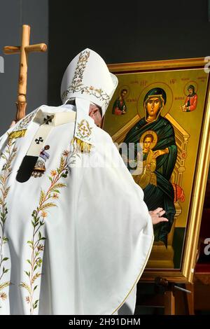 Papa Francesco celebra la messa al principale stadio di calcio di Nicosia, nella capitale cipriota Nicosia, l'ultima capitale divisa d'Europa, il 3 dicembre 2021. Papa Francesco ha parlato con migliaia di cattolici in una messa all'aria aperta a Cipro venerdì, il secondo giorno di una visita all'isola divisa, che si è concentrata pesantemente sulla situazione dei migranti. LIMITATO ALL'USO EDITORIALE - Vatican Media/Spaziani. Credit: dpa Picture Alliance/Alamy Live News Foto Stock