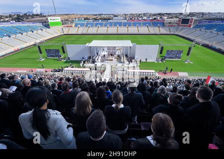 Papa Francesco celebra la messa al principale stadio di calcio di Nicosia, nella capitale cipriota Nicosia, l'ultima capitale divisa d'Europa, il 3 dicembre 2021. Papa Francesco ha parlato con migliaia di cattolici in una messa all'aria aperta a Cipro venerdì, il secondo giorno di una visita all'isola divisa, che si è concentrata pesantemente sulla situazione dei migranti. LIMITATO ALL'USO EDITORIALE - Vatican Media/Spaziani. Credit: dpa Picture Alliance/Alamy Live News Foto Stock