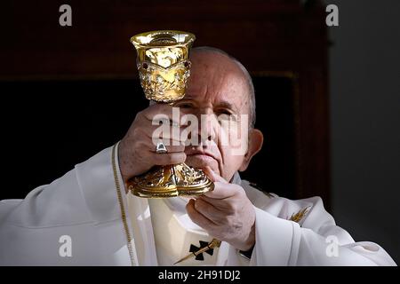 Papa Francesco celebra la messa al principale stadio di calcio di Nicosia, nella capitale cipriota Nicosia, l'ultima capitale divisa d'Europa, il 3 dicembre 2021. Papa Francesco ha parlato con migliaia di cattolici in una messa all'aria aperta a Cipro venerdì, il secondo giorno di una visita all'isola divisa, che si è concentrata pesantemente sulla situazione dei migranti. LIMITATO ALL'USO EDITORIALE - Vatican Media/Spaziani. Credit: dpa Picture Alliance/Alamy Live News Foto Stock