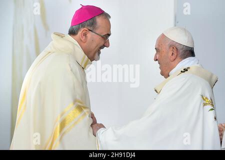 Il Patriarca di Gerusalemme Pierbattista Pizzaballa e Papa Francesco celebrano la messa al principale stadio di calcio di Nicosia, nella capitale cipriota Nicosia, l'ultima capitale divisa d'Europa, il 3 dicembre 2021. Papa Francesco ha parlato con migliaia di cattolici in una messa all'aria aperta a Cipro venerdì, il secondo giorno di una visita all'isola divisa, che si è concentrata pesantemente sulla situazione dei migranti. LIMITATO ALL'USO EDITORIALE - Vatican Media/Spaziani. Credit: dpa Picture Alliance/Alamy Live News Foto Stock