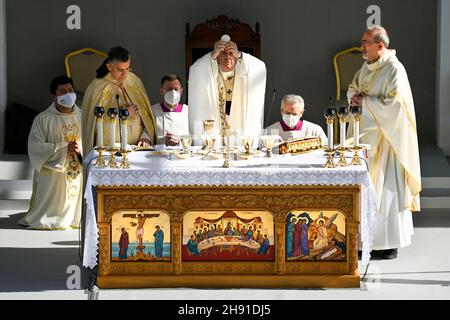 Papa Francesco celebra la messa al principale stadio di calcio di Nicosia, nella capitale cipriota Nicosia, l'ultima capitale divisa d'Europa, il 3 dicembre 2021. Papa Francesco ha parlato con migliaia di cattolici in una messa all'aria aperta a Cipro venerdì, il secondo giorno di una visita all'isola divisa, che si è concentrata pesantemente sulla situazione dei migranti. LIMITATO ALL'USO EDITORIALE - Vatican Media/Spaziani. Credit: dpa Picture Alliance/Alamy Live News Foto Stock