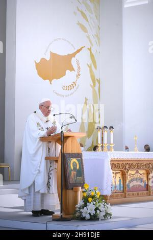 Papa Francesco celebra la messa al principale stadio di calcio di Nicosia, nella capitale cipriota Nicosia, l'ultima capitale divisa d'Europa, il 3 dicembre 2021. Papa Francesco ha parlato con migliaia di cattolici in una messa all'aria aperta a Cipro venerdì, il secondo giorno di una visita all'isola divisa, che si è concentrata pesantemente sulla situazione dei migranti. LIMITATO ALL'USO EDITORIALE - Vatican Media/Spaziani. Credit: dpa Picture Alliance/Alamy Live News Foto Stock