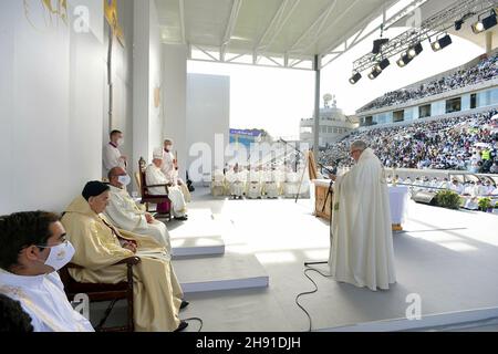 Papa Francesco celebra la messa al principale stadio di calcio di Nicosia, nella capitale cipriota Nicosia, l'ultima capitale divisa d'Europa, il 3 dicembre 2021. Papa Francesco ha parlato con migliaia di cattolici in una messa all'aria aperta a Cipro venerdì, il secondo giorno di una visita all'isola divisa, che si è concentrata pesantemente sulla situazione dei migranti. LIMITATO ALL'USO EDITORIALE - Vatican Media/Spaziani. Credit: dpa Picture Alliance/Alamy Live News Foto Stock