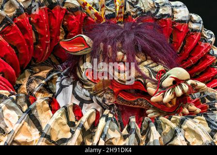 tokyo, giappone - agosto 24 2021: Primo piano sulla testa del burattino gigante Orochi utilizzato per la danza teatrale Shinto Iwami Kagura Foto Stock