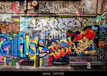 Melbourne, Australia - 31 ottobre 2021: Street art e graffiti in Centre Place, vicino a Degraves St nel CBD di Melbourne in una mattinata primaverile a Victoria, A. Foto Stock