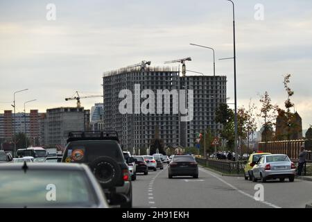 Grozny, Russia - 13 settembre 2021: Traffico serale e vista sulla nuova costruzione nella capitale della Repubblica cecena nella Federazione Russa Foto Stock