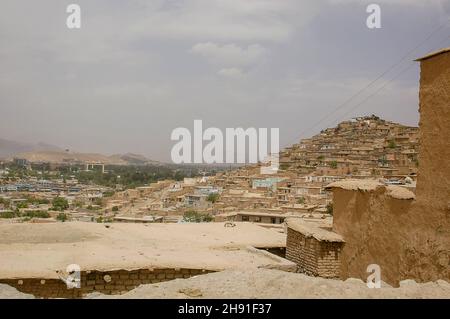 Insediamenti informali sulle colline di Kabul in Afghanistan Foto Stock