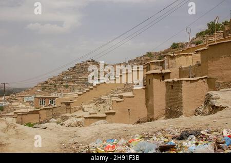 Insediamenti informali sulle colline di Kabul in Afghanistan Foto Stock