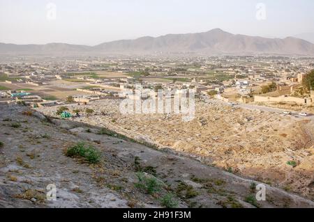 Le colline di Kabul Afghanistan con i suoi insediamenti informali e cimitero Foto Stock