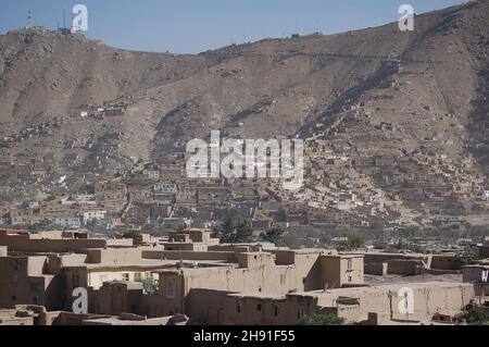 La capitale dell'Afghanistan Kabul visto dalle colline con i suoi insediamenti informali Foto Stock