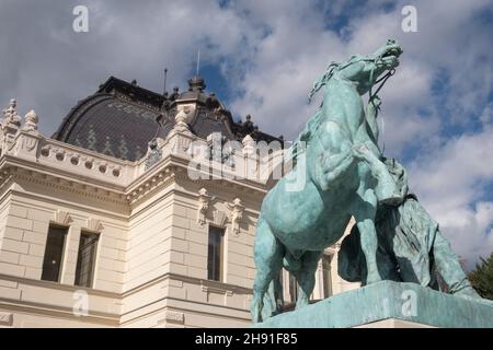 Budapest, Ungheria - 1 novembre 2021: Mandria di cavalli, uomo e statua a cavallo nel Castello di Buda, monumento a cavallo, editoriale illustrativo. Foto Stock