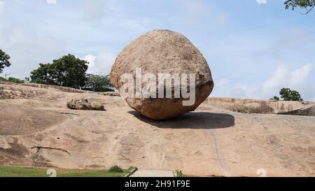 Krishna Butter Ball Grande roccia e cielo blu. Una roccia di equilibrio. Si trova sullo sfondo naturale. Foto Stock