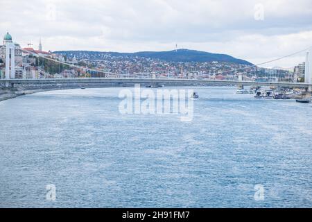 Budapest, Ungheria - 1 novembre 2021: Danubio e ponte a Budapest, dividendo Buda e Pest, editoriale illustrativo. Foto Stock