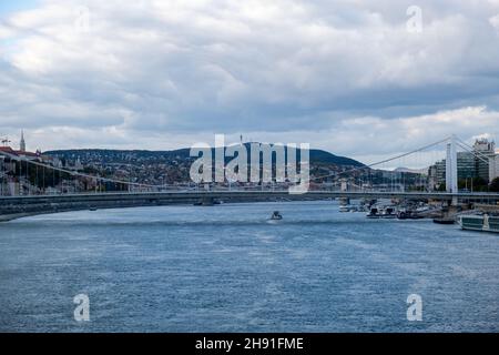 Budapest, Ungheria - 1 novembre 2021: Danubio e ponte a Budapest, dividendo Buda e Pest, editoriale illustrativo. Foto Stock