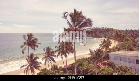 Spiaggia tropicale con palme da cocco e vista mare, tonificante applicato, Sri Lanka. Foto Stock