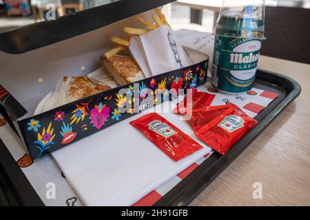 Barcellona, Spagna - 5 novembre 2021: KFC restautant vassoio con birra e ketchup Heinz, editoriale illustrativo. Foto Stock