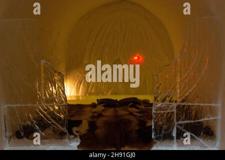 Suite con camera da letto a tema "Folklore nordico" con Askeladden (Ashlad) nel Sorrisniva Igloo Hotel, alta, Norvegia 2020 Foto Stock