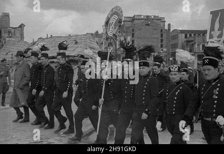 Warszawa, 1947-05-01. Pochód pierwszomajowy na pl. Zwyciêstwa. NZ. Delegacja górników z Wa³brzycha. bb/ms PAP Varsavia, 1 maggio 1947. Una parata Mayday in Piazza Zwyciestwa (Vittoria). Nella foto: Minatori da Walbrzych. bb/ms PAP Foto Stock