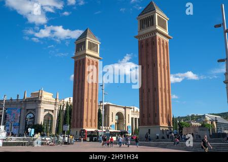 Barcellona, Spagna - 5 novembre 2021: Torri Venete o Torres Venecianes con Placa d'Espanya a piedi turistica, editoriale illustrativo. Foto Stock