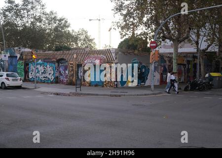 Barcellona, Spagna - 5 novembre 2021: Zona povera della Spagna, edificio abbandonato coperto di graffiti, editoriale illustrativo Foto Stock