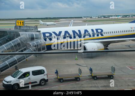 Budapest, Ungheria - 1 novembre 2021: Aereo Ryanair in aeroporto arrivo o partenza con i turisti, editoriale illustrativo. Foto Stock