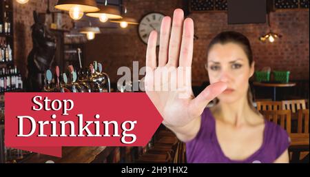 Immagine composita digitale della donna che mostra il segno della mano con testo stop beat al bar Foto Stock