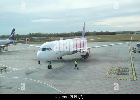 Budapest, Ungheria - 1 novembre 2021: Aereo aereo aereo Wizz in aeroporto, editoriale illustrativo. Foto Stock