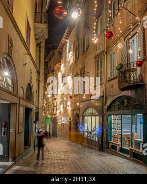 Strade di Bergamo illuminate per le vacanze di Natale Foto Stock