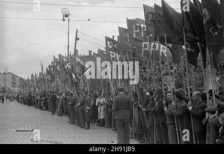 Warszawa, 1947-05-01. Manifestacja pierwszomajowa na pl. Zwyciêstwa. NZ. Uczestnicy pochodu ze sztandarami Polskiej Partii Robotniczej (PPR). bb/ms PAP Varsavia, 1 maggio 1947. Una parata Mayday in Piazza Zwyciestwa (Vittoria). Nella foto: Paraders con banner polacchi Worker Party. bb/ms PAP Foto Stock