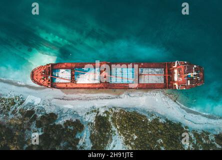 Vista dall'alto in basso di una nave da carico a secco abbandonata con portarinfuse lavata a terra dopo una tempesta Foto Stock