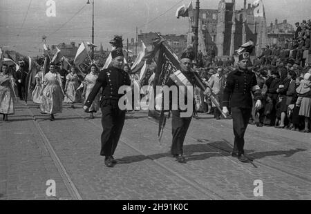 Warszawa, 1947-05-01. Pochód pierwszomajowy na ul. Nowy Œwiat. NZ. Przedstawiciele zwi¹zków górniczych. bb/ms PAP Varsavia, 1 maggio 1947. Una sfilata Mayday a Nowy Swiat. Nella foto: Unionisti minatori. bb/ms PAP Foto Stock